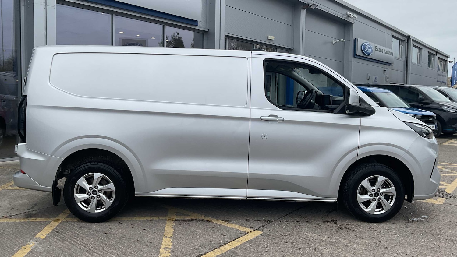 Used Ford Transit Custom 2024 for sale - 77601432: Photo 2