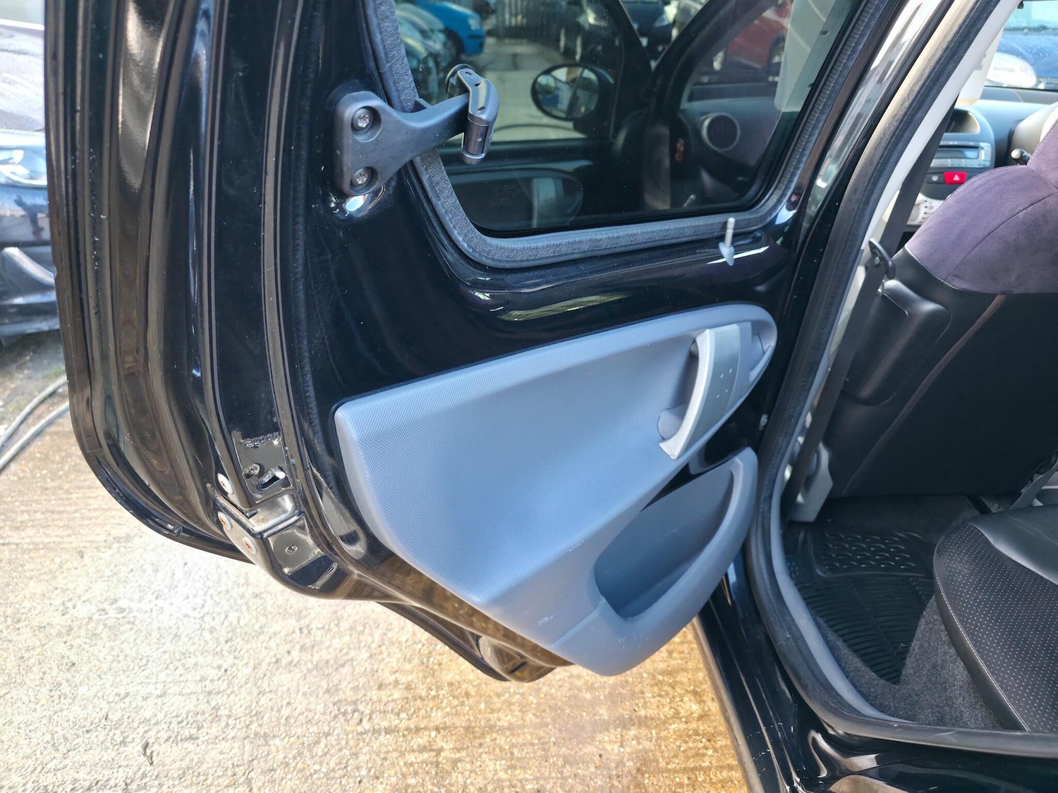 Used Toyota AYGO 2010 for sale - 77229927: Photo 24