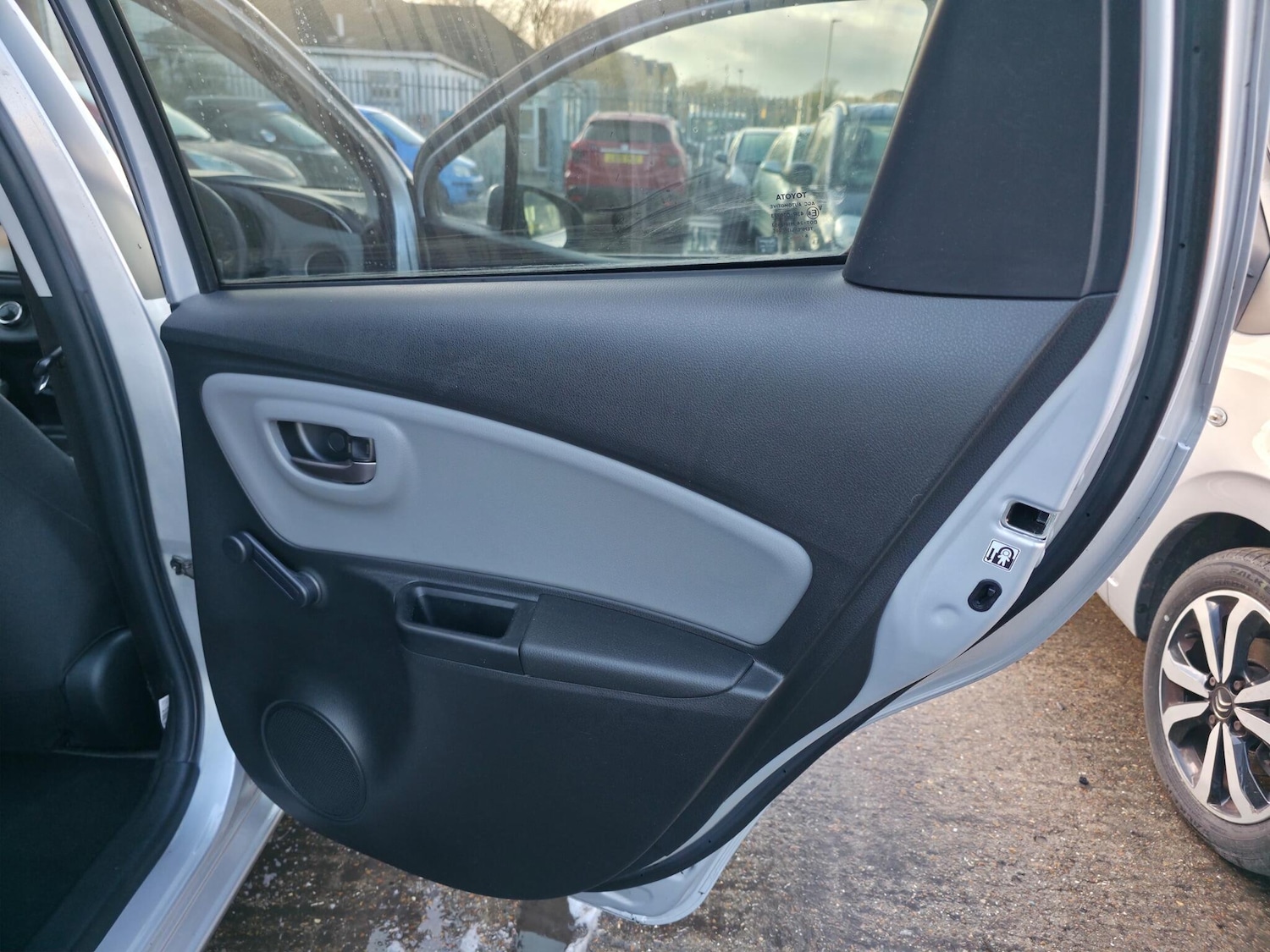 Used Toyota Yaris 2017 for sale - 76765086: Photo 25