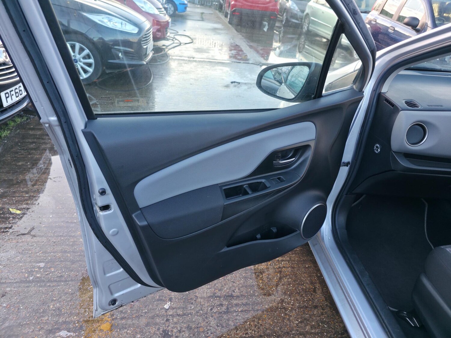 Used Toyota Yaris 2017 for sale - 76765086: Photo 27