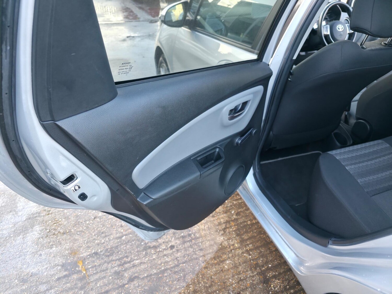 Used Toyota Yaris 2017 for sale - 76765086: Photo 28