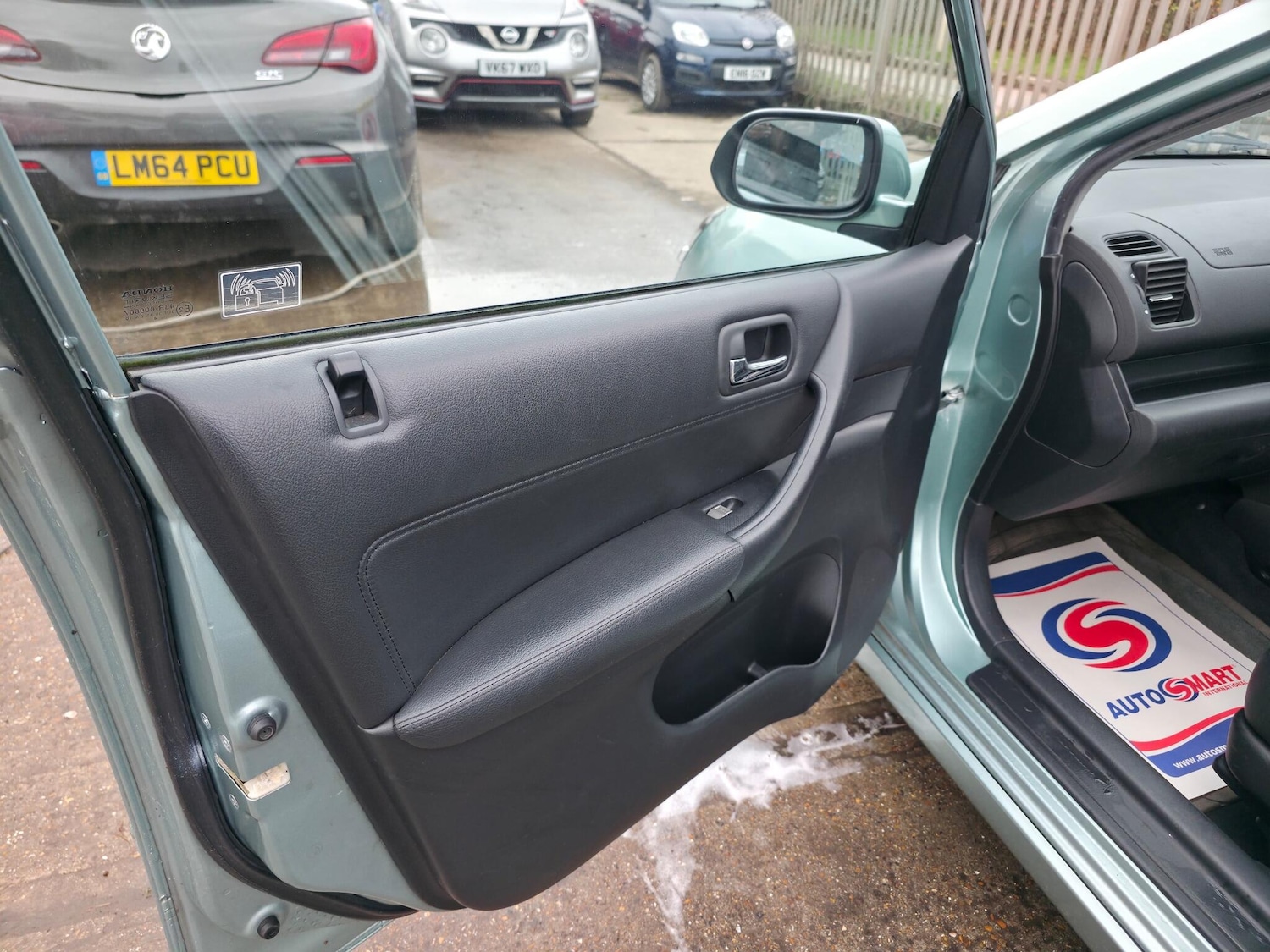 Used Honda Civic 2004 for sale - 76953095: Photo 27