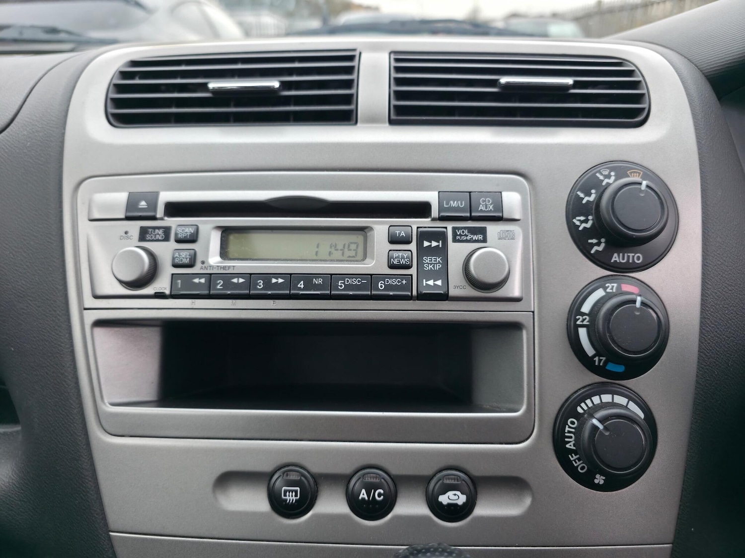 Used Honda Civic 2004 for sale - 76953095: Photo 32