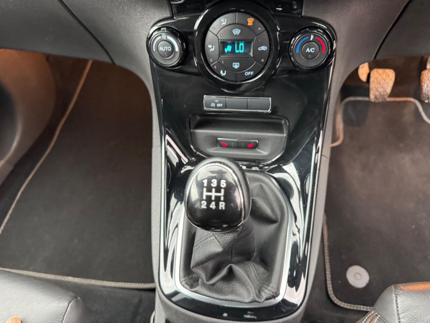 Used Ford Fiesta 2015 for sale - 76638806: Photo 24