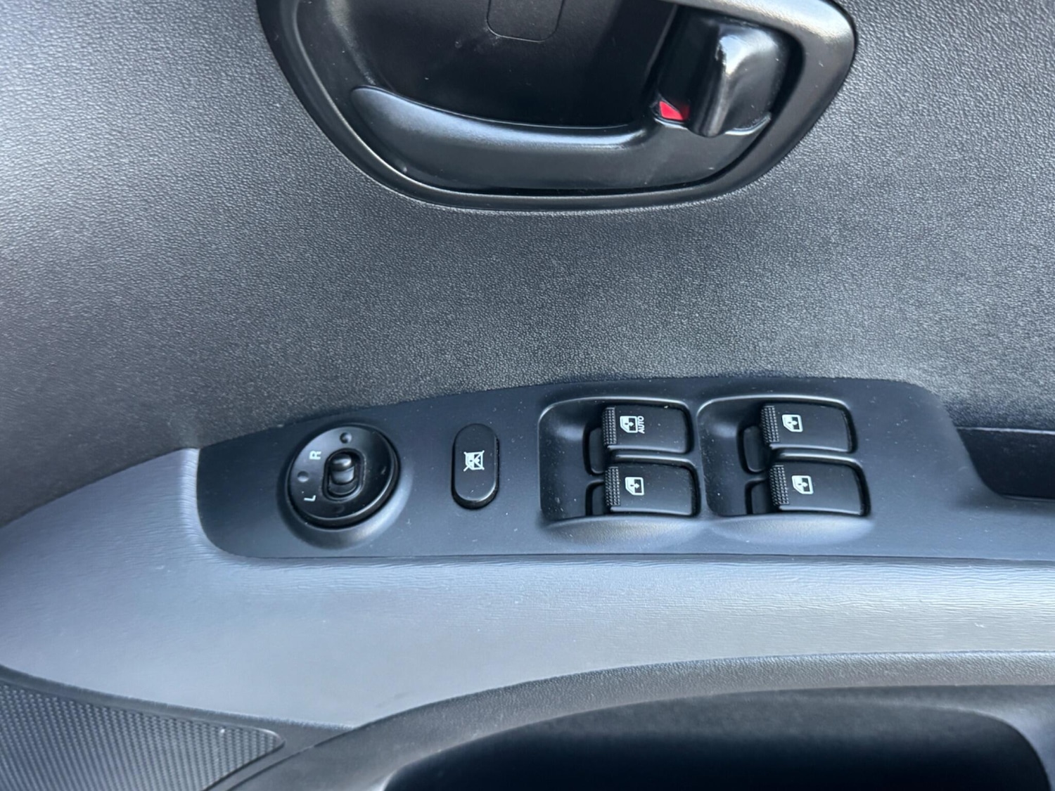 Used Hyundai i10 2012 for sale - 76638810: Photo 27