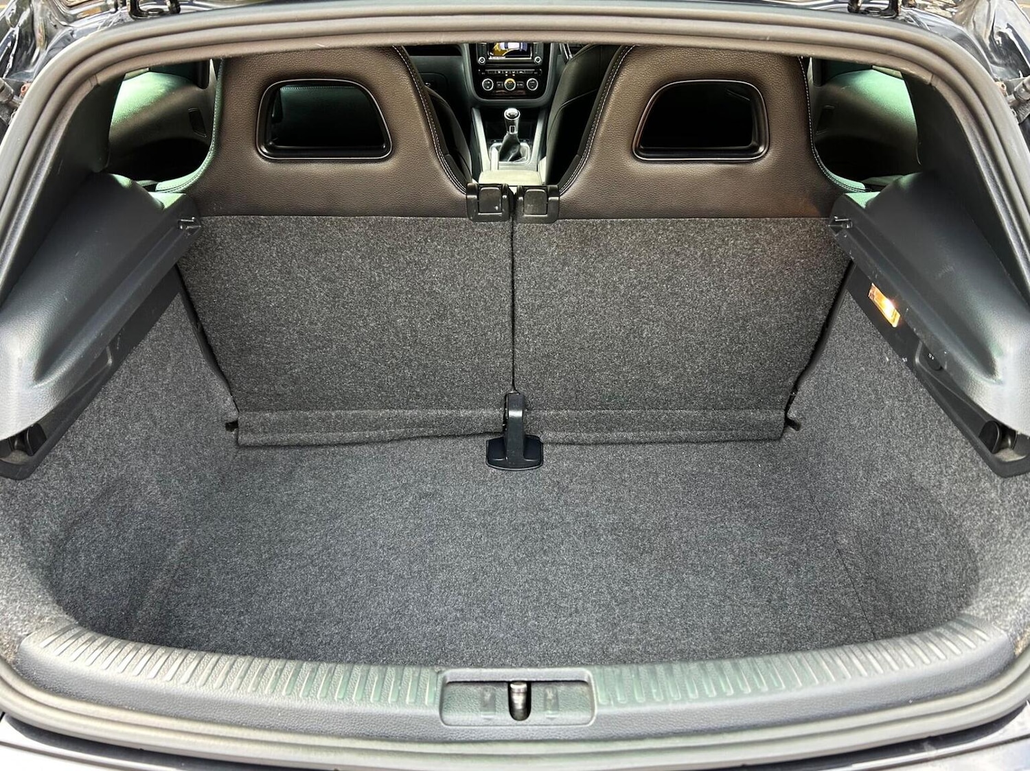 Used Volkswagen Scirocco 2017 for sale - 76497472: Photo 8