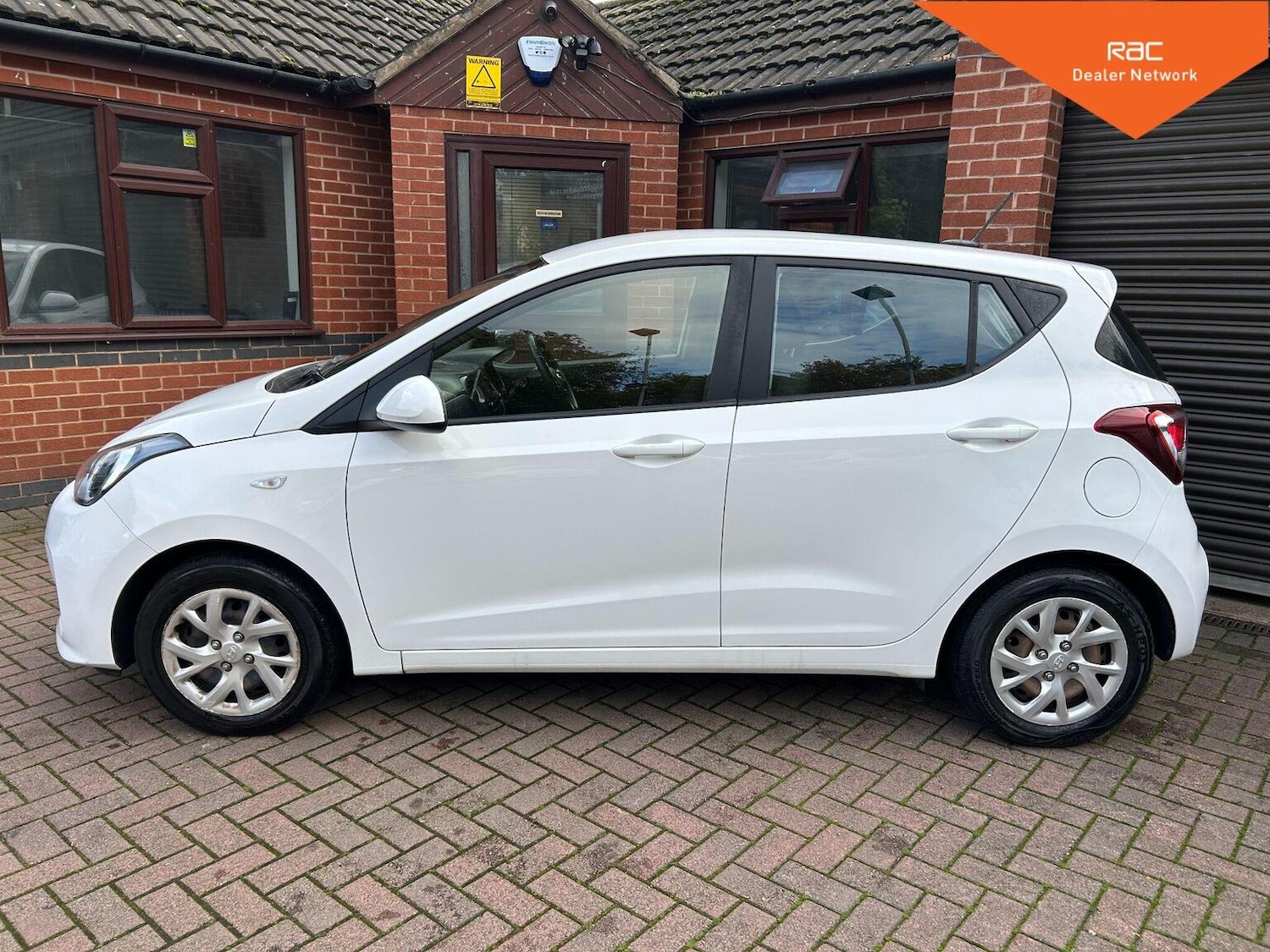 Used Hyundai i10 2017 for sale - 76497559: Photo 5