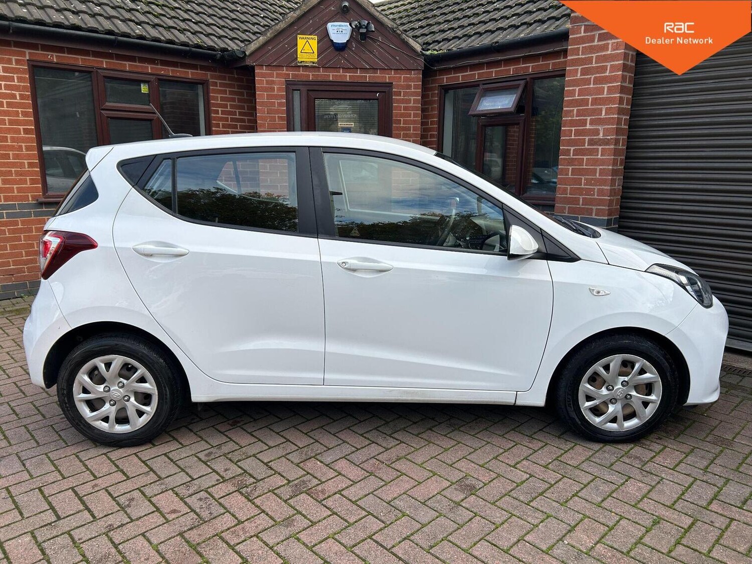 Used Hyundai i10 2017 for sale - 76497559: Photo 6