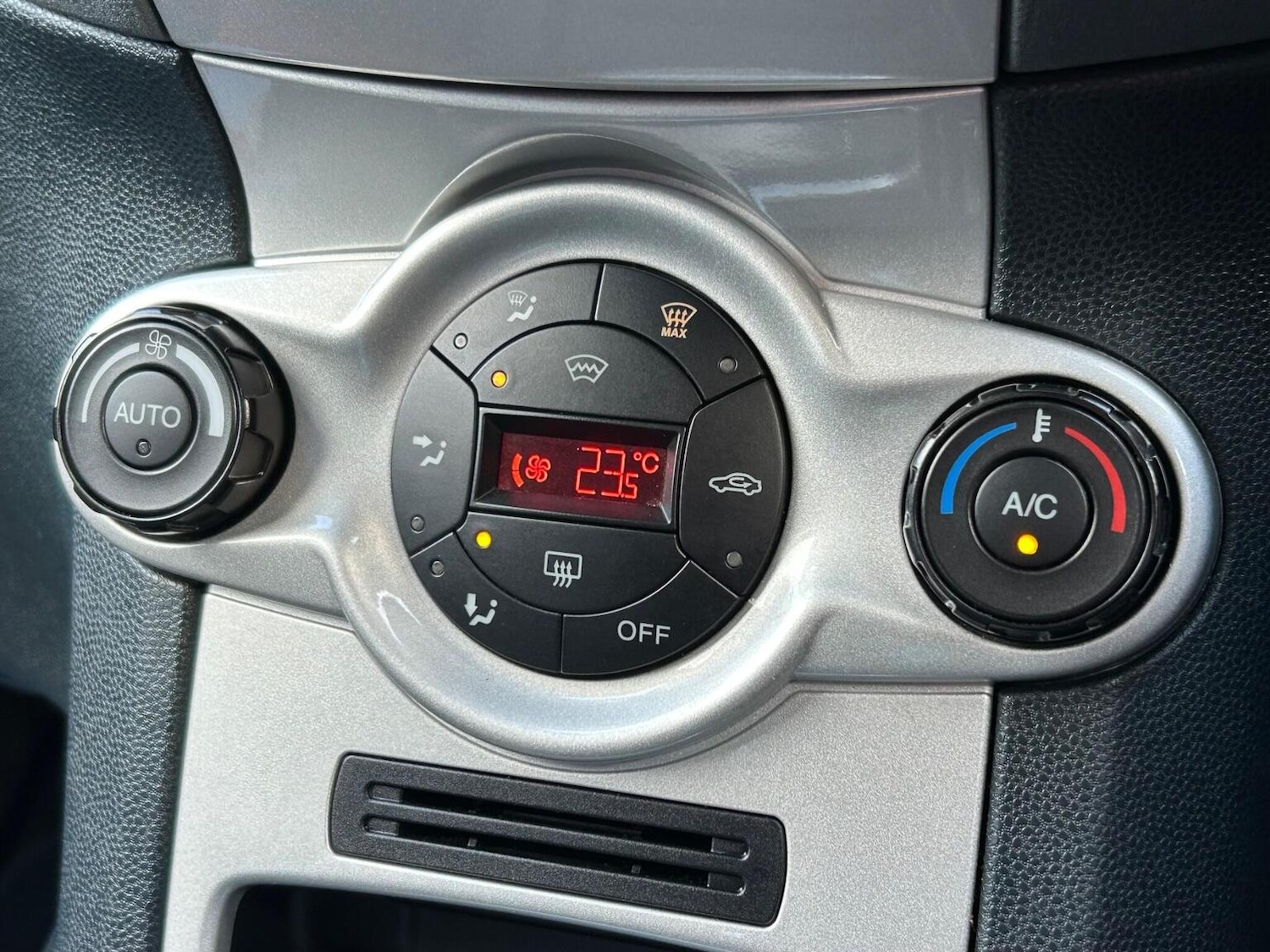 Used Ford Fiesta 2010 for sale - 76863874: Photo 25