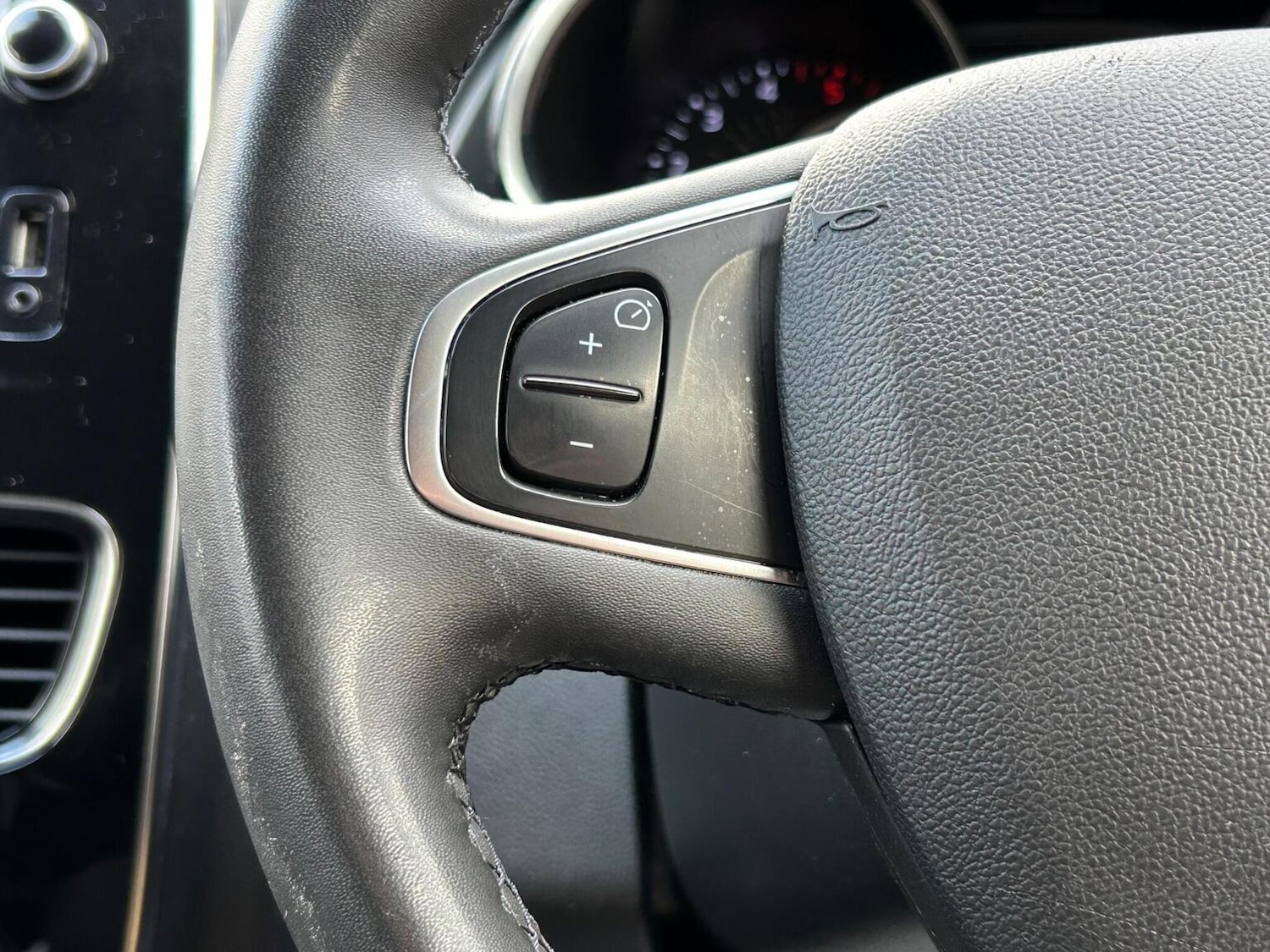 Used Renault Clio 2018 for sale - 76830398: Photo 25