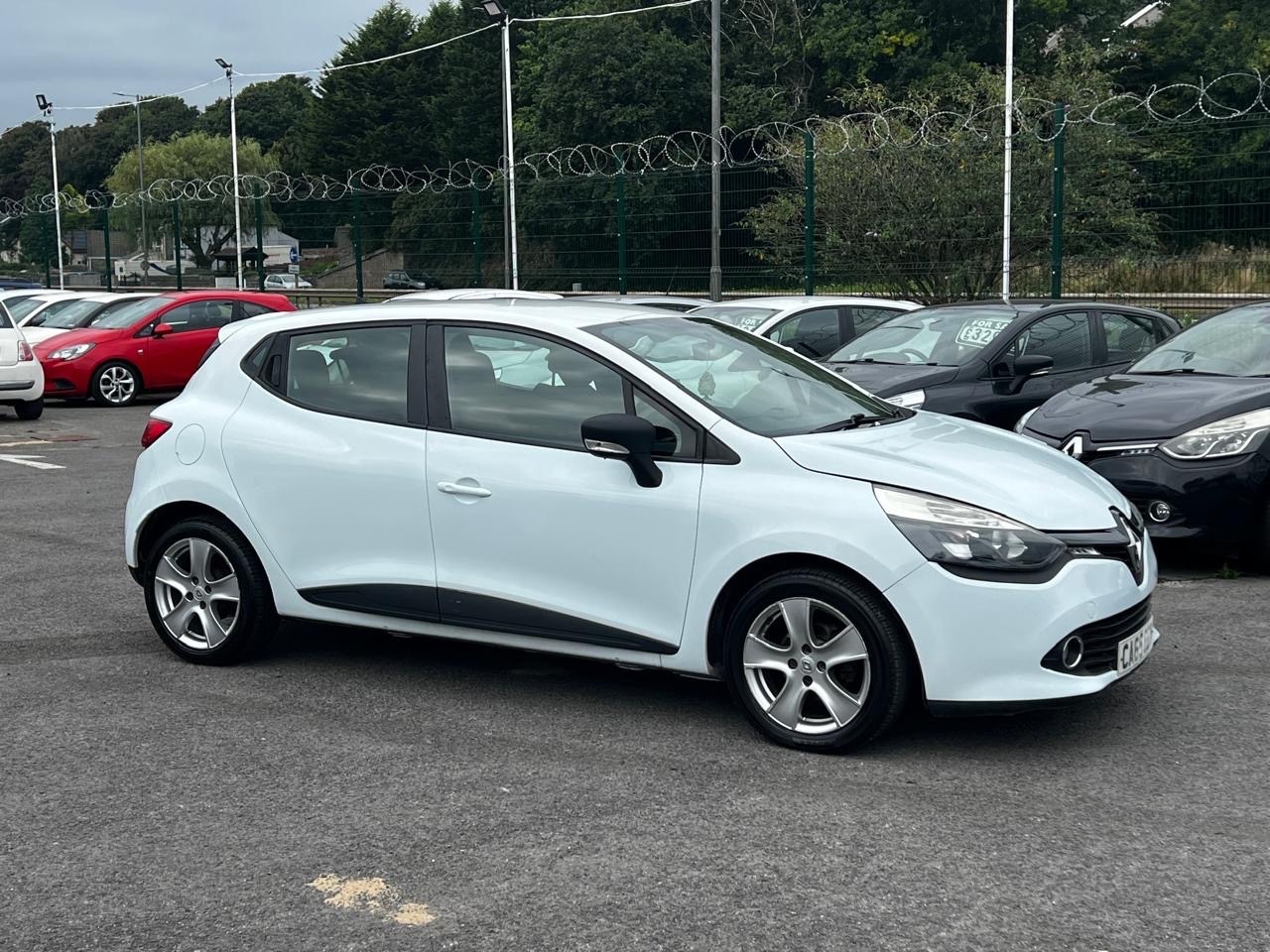 Used Renault Clio 2015 for sale - 77207507: Photo 2