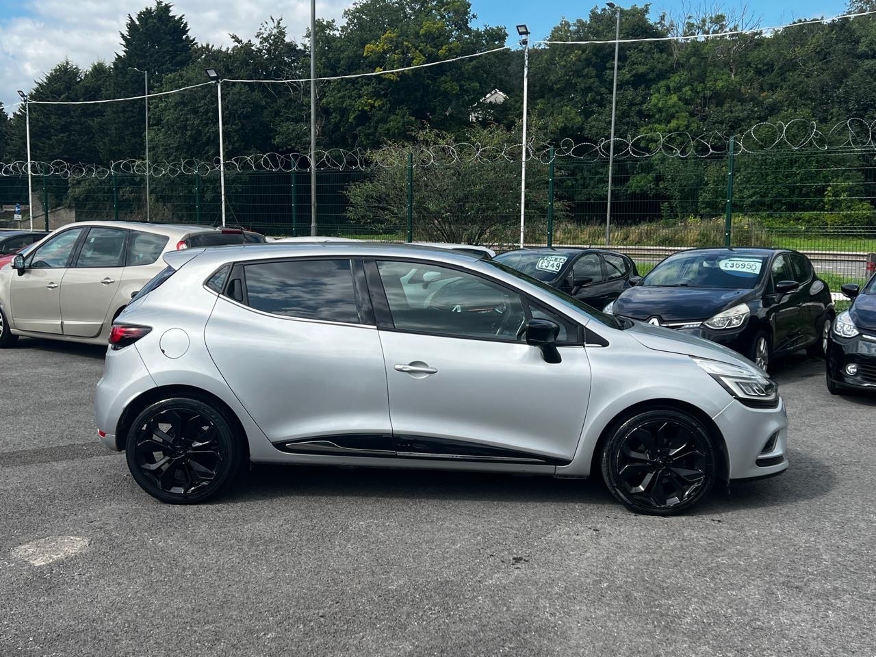 Used Renault Clio 2018 for sale - 76364368: Photo 2