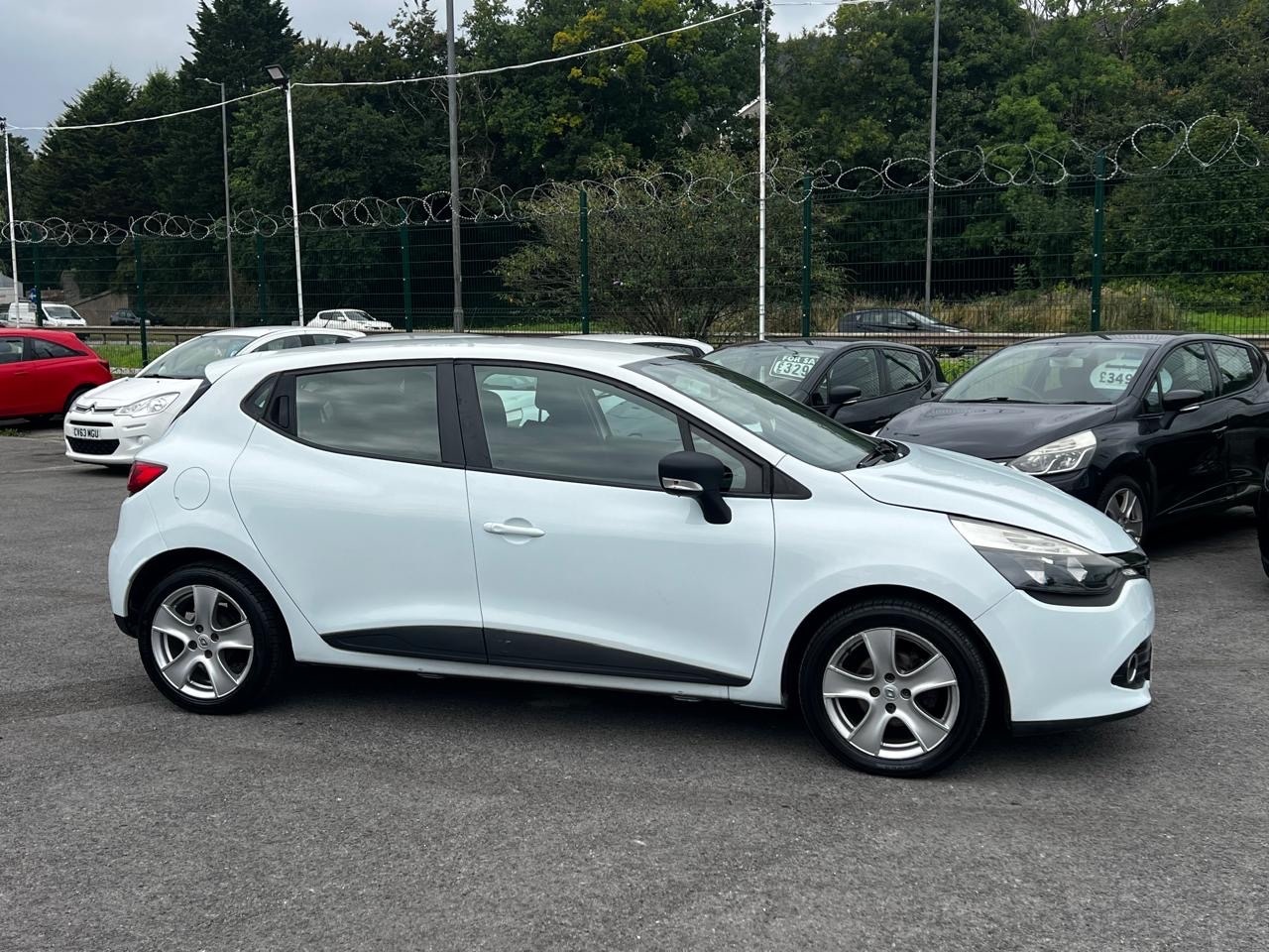 Used Renault Clio 2015 for sale - 76364827: Photo 2