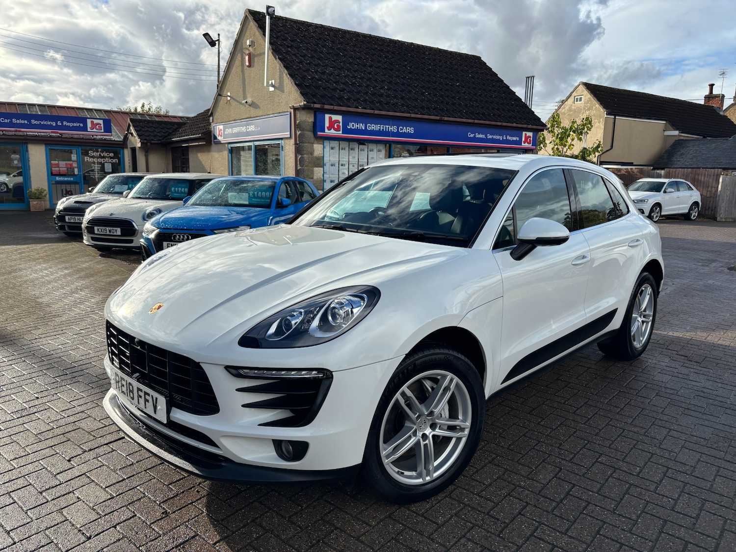 Used Porsche Macan 2018 for sale - 76329804: Photo 1