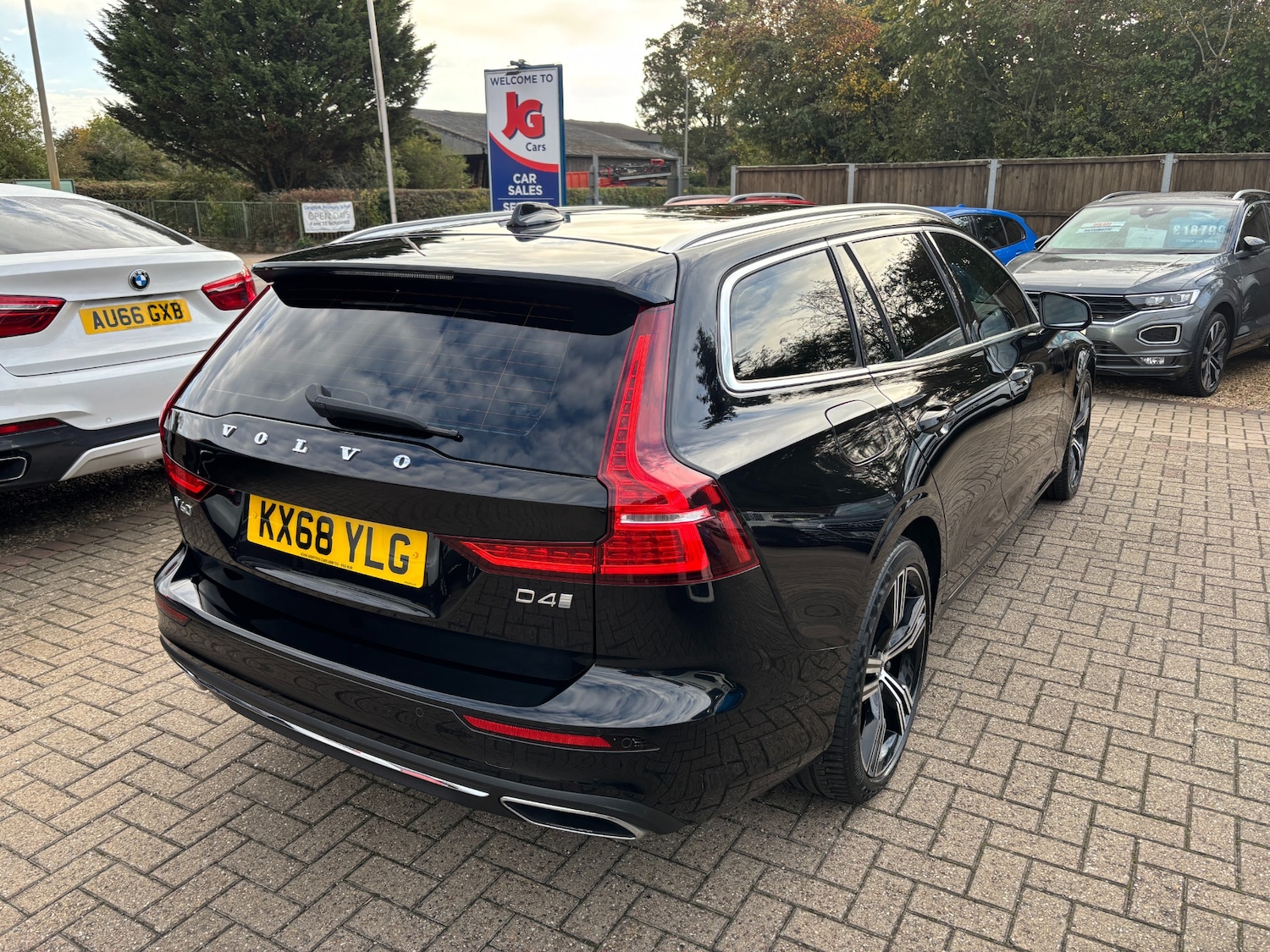 Used Volvo V60 2018 for sale - 76218997: Photo 2