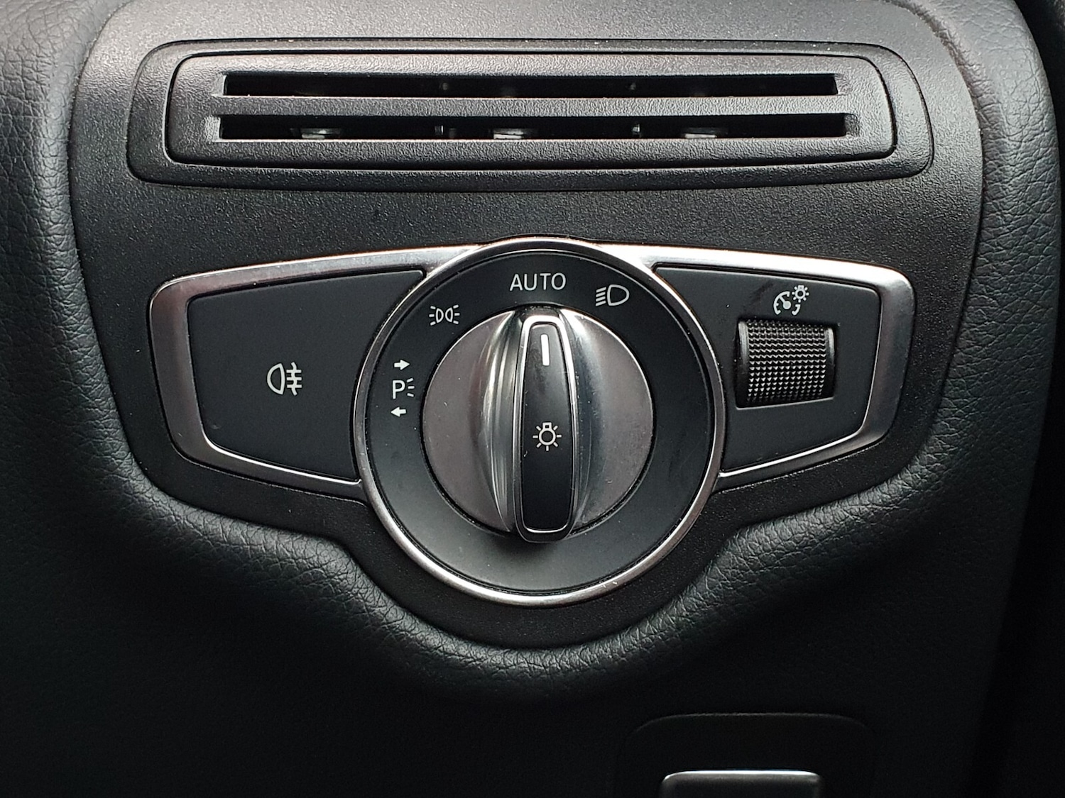 Used Mercedes-Benz V-Class 2017 for sale - 77137625: Photo 33