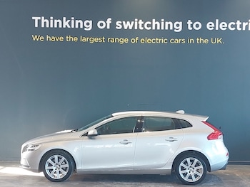 Used Volvo V40 2018 for sale - 77252140: Photo