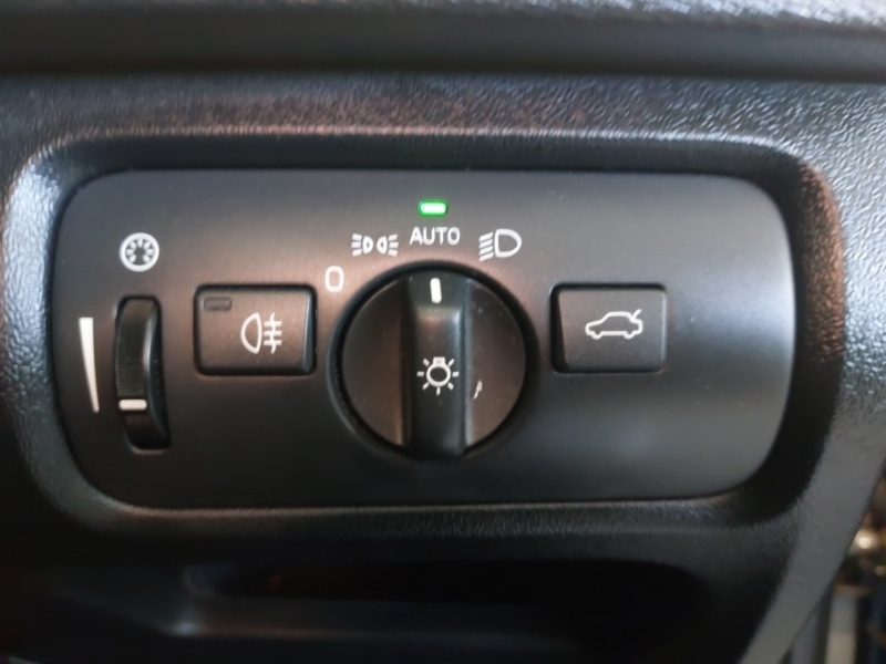 Used Volvo V40 2018 for sale - 77108111: Photo 17