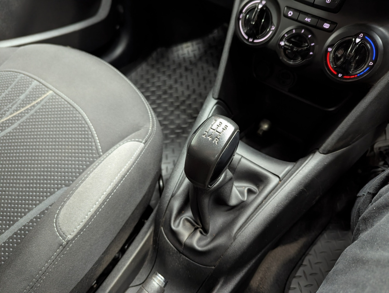 Used Peugeot 208 2015 for sale - 76807456: Photo 28