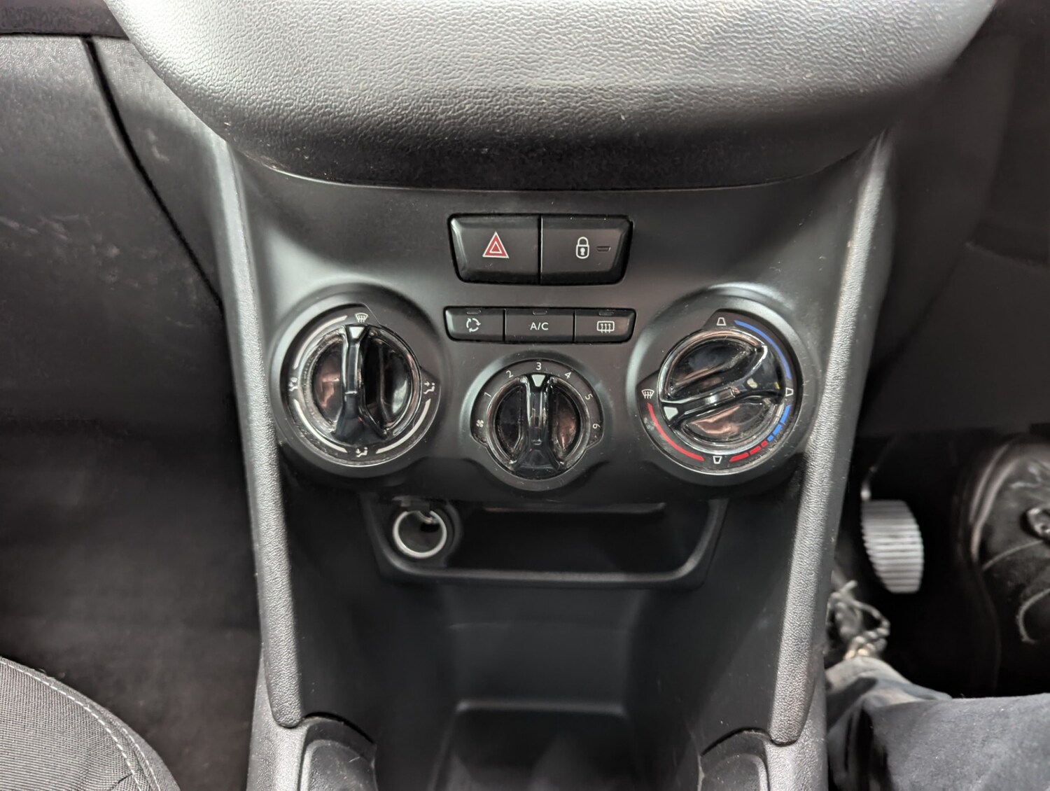 Used Peugeot 208 2013 for sale - 77542735: Photo 25