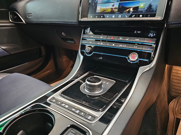 Used Jaguar XE 2016 for sale - 75689541: Photo 22