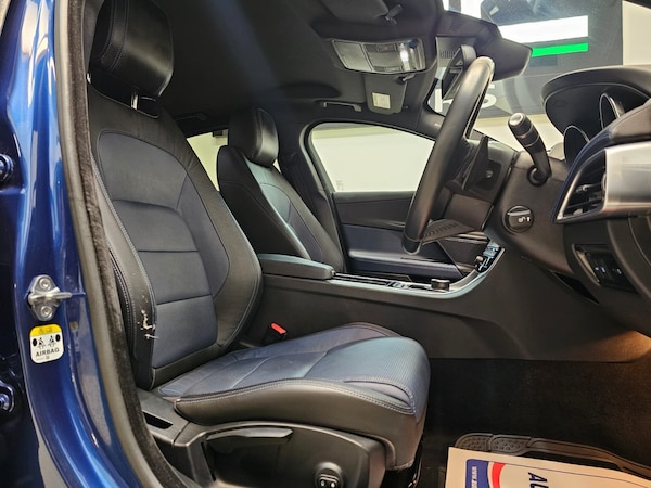 Used Jaguar XE 2016 for sale - 75689541: Photo 27