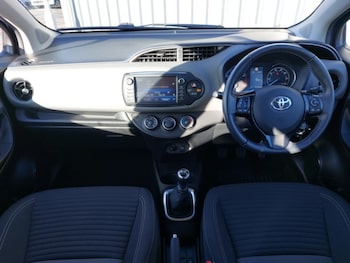 Used Toyota Yaris 2018 for sale - 76343596: Photo 2