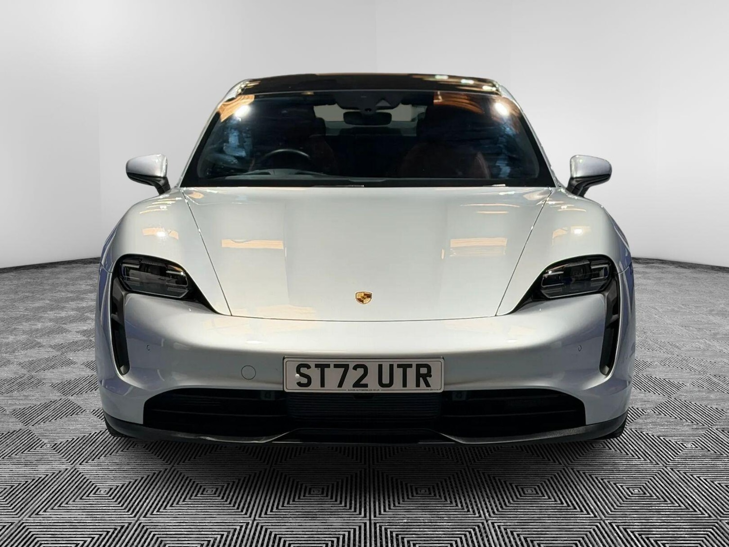 Used Porsche Taycan 2023 for sale - 77598743: Photo 2