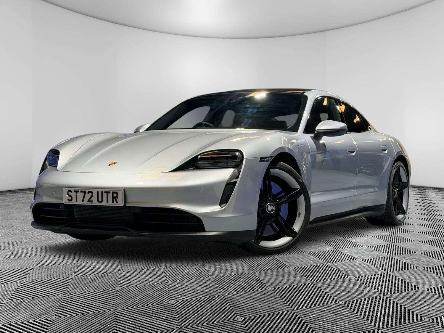 Used Porsche Taycan 2023 for sale - 77598743: Photo 3