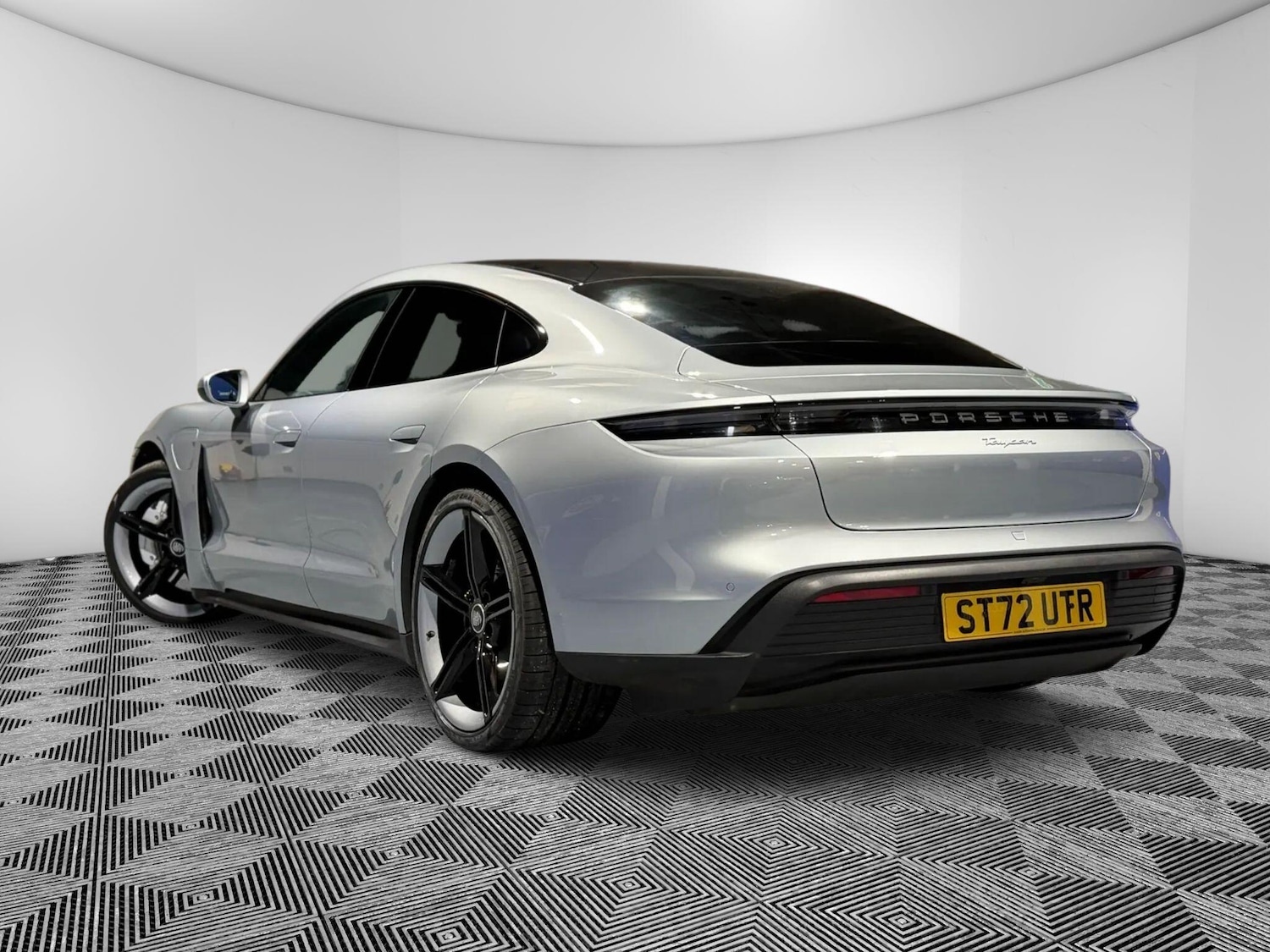 Used Porsche Taycan 2023 for sale - 77598743: Photo 4