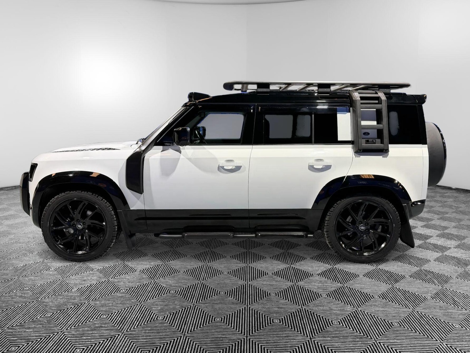 Used Land Rover Defender 110 for sale - 77883589: Photo 4