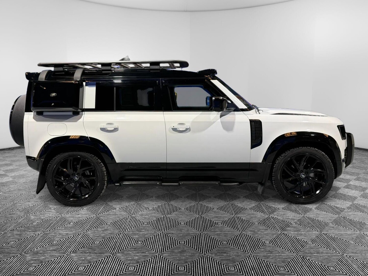 Used Land Rover Defender 110 for sale - 77883589: Photo 8