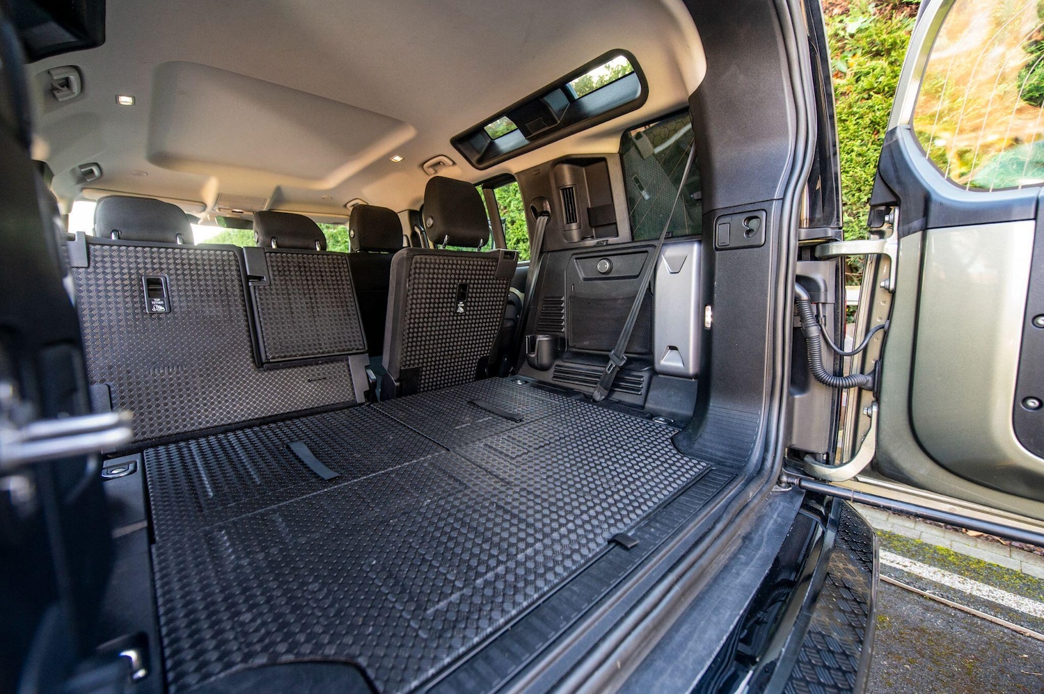 Used Land Rover Defender 110 for sale - 76476672: Photo 31