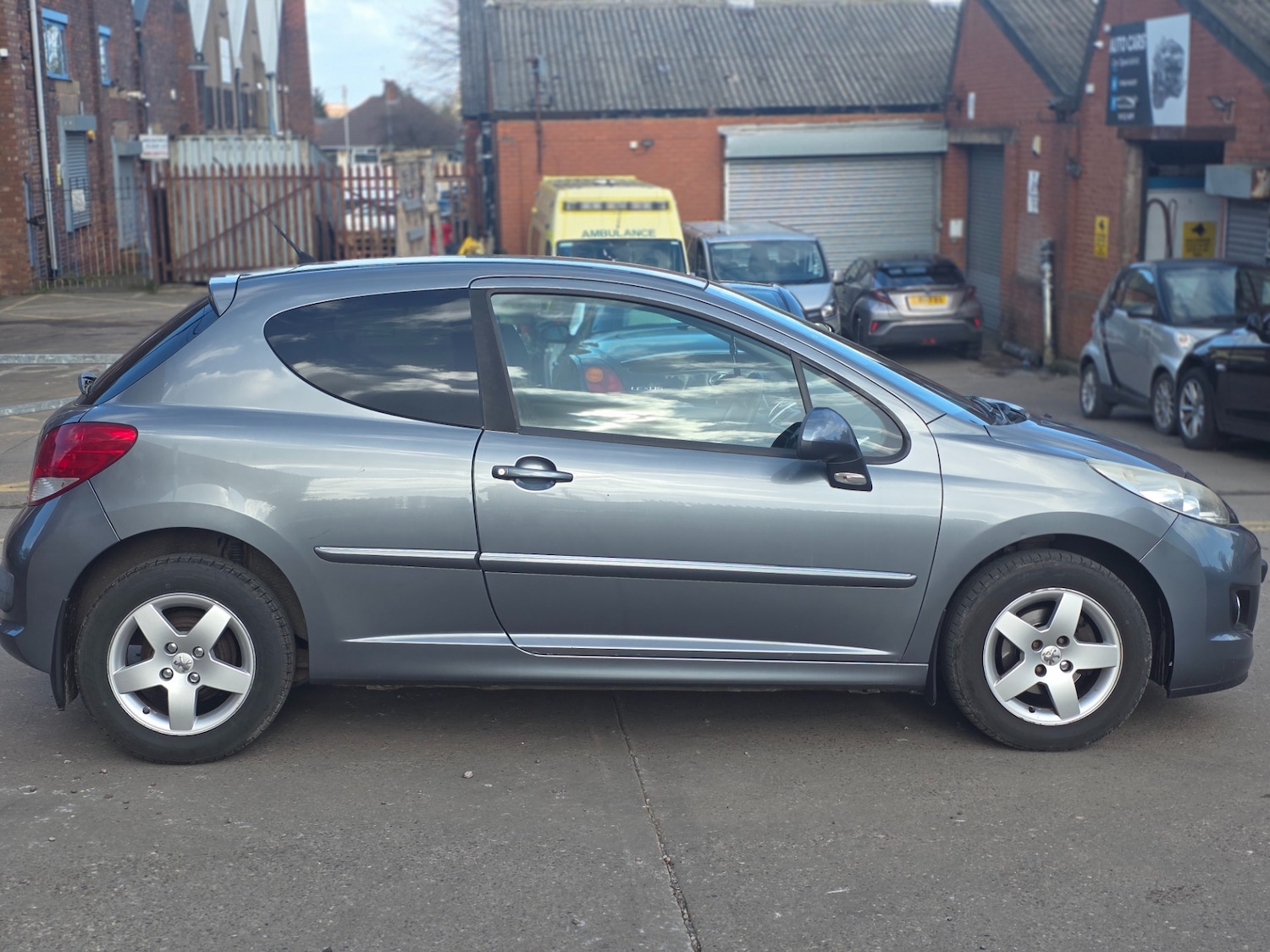 Used Peugeot 207 2011 for sale - 77851533: Photo 2
