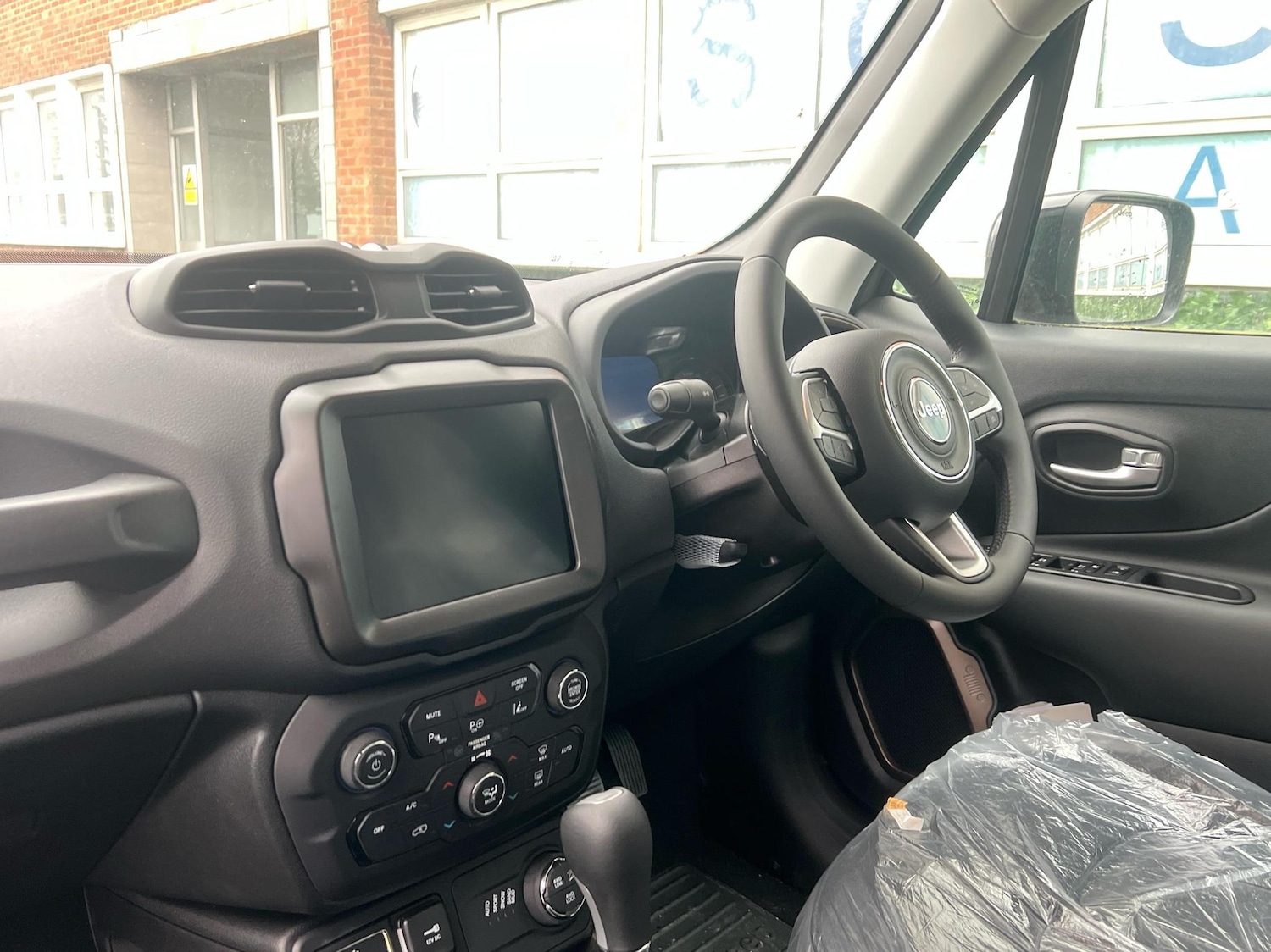 Used Jeep Renegade 2024 for sale - 77630104: Photo 2