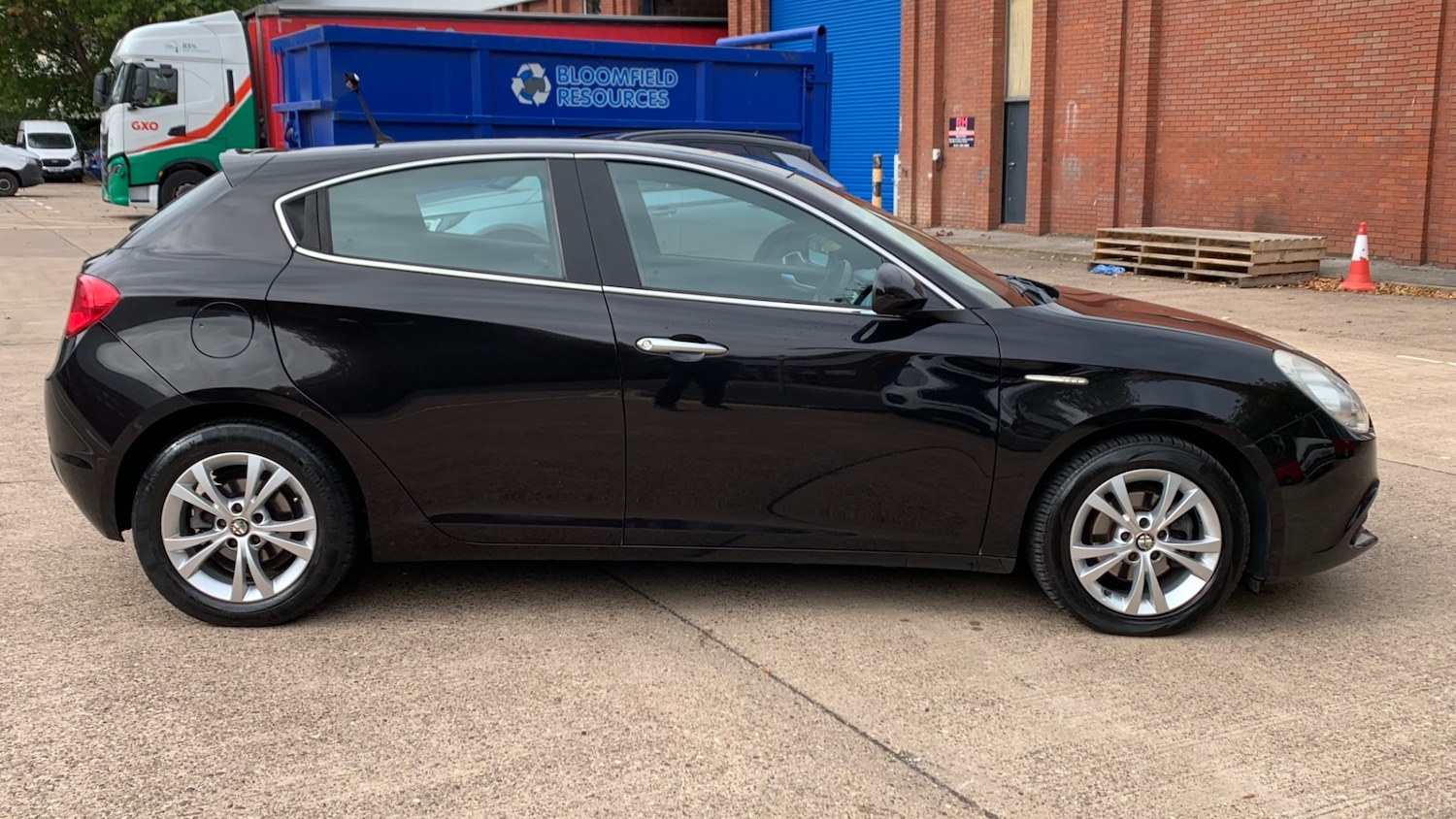Alfa Romeo Giulietta 2011 (11) - 1.6 JTDM-2 Lusso 5dr - Image 12
