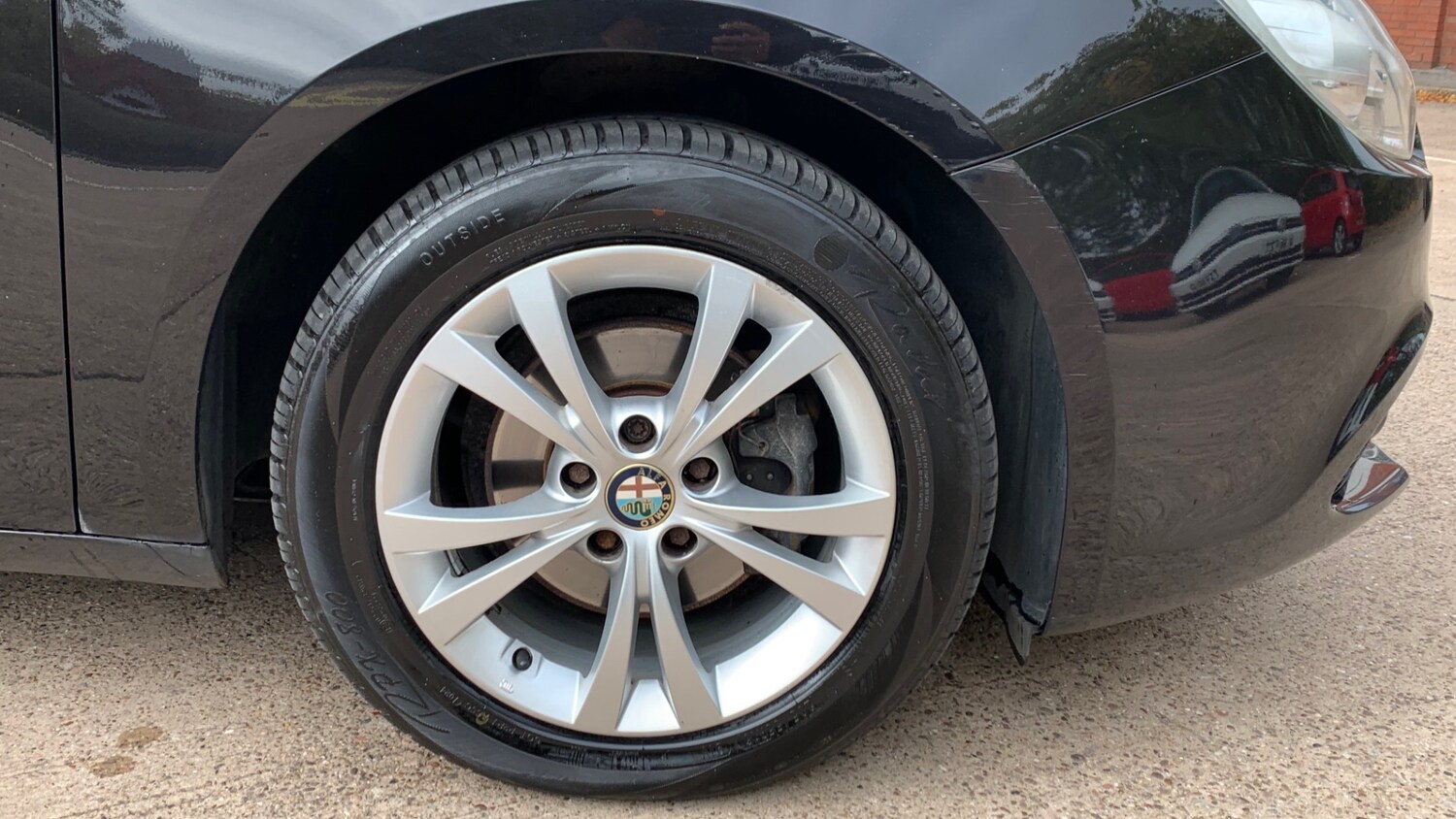 Alfa Romeo Giulietta 2011 (11) - 1.6 JTDM-2 Lusso 5dr - Image 14