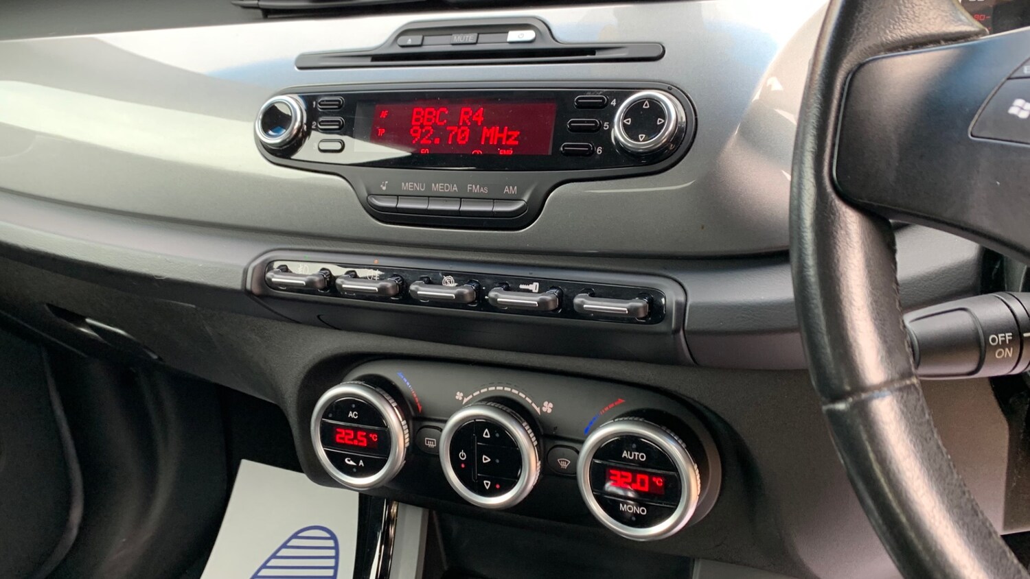 Alfa Romeo Giulietta 2011 (11) - 1.6 JTDM-2 Lusso 5dr - Image 30