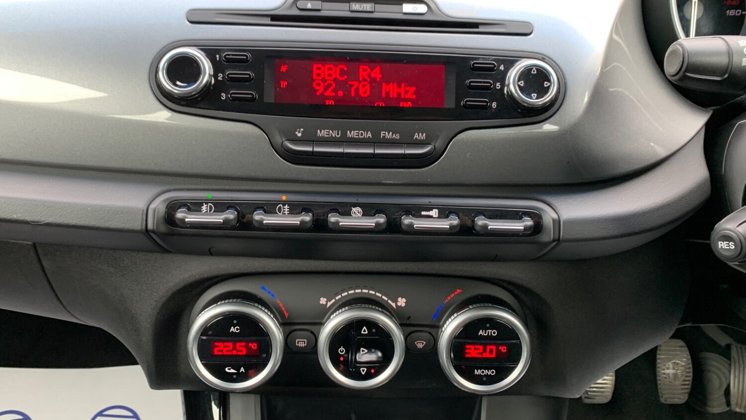 Alfa Romeo Giulietta 2011 (11) - 1.6 JTDM-2 Lusso 5dr - Image 34