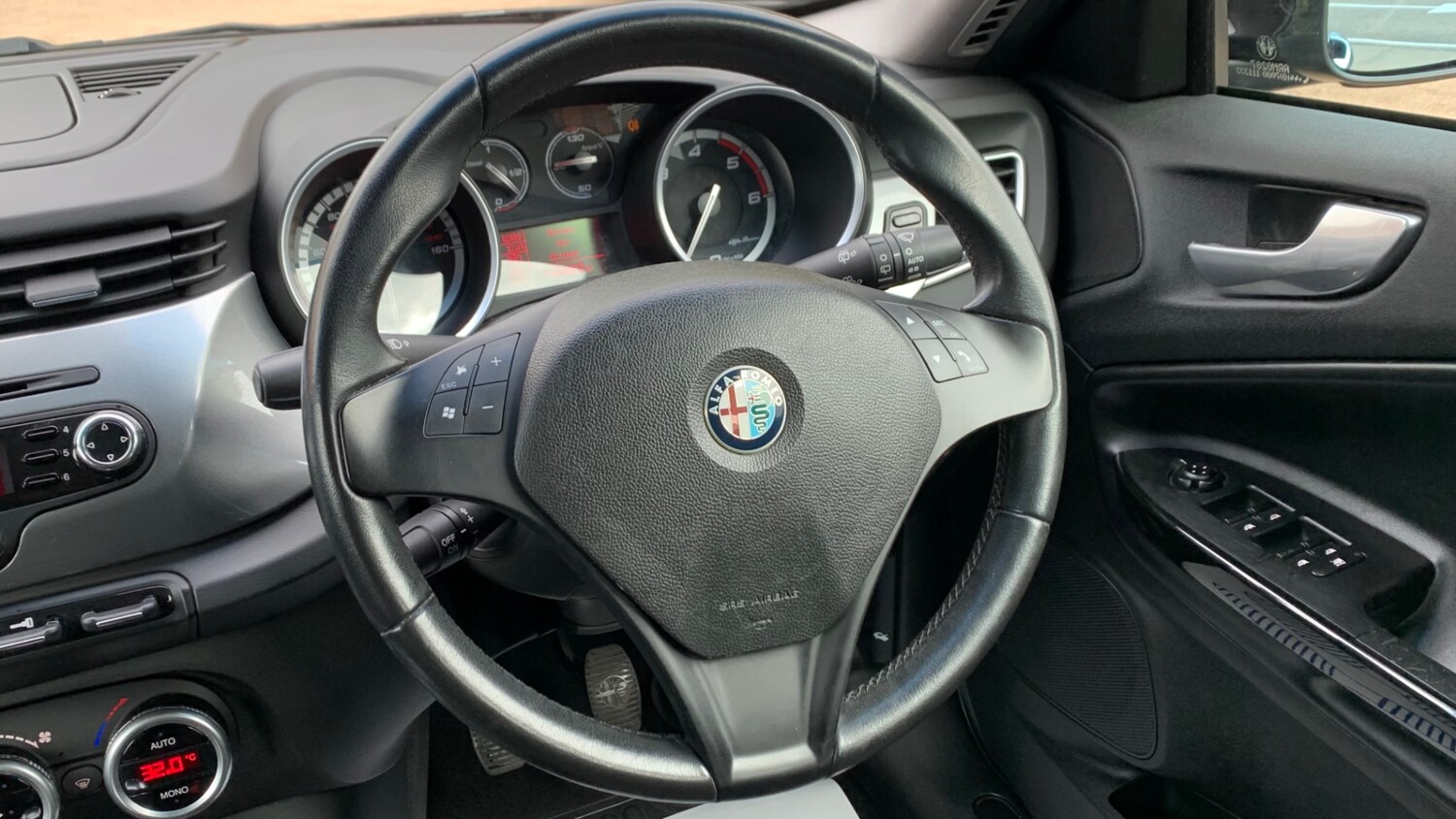 Alfa Romeo Giulietta 2011 (11) - 1.6 JTDM-2 Lusso 5dr - Image 36