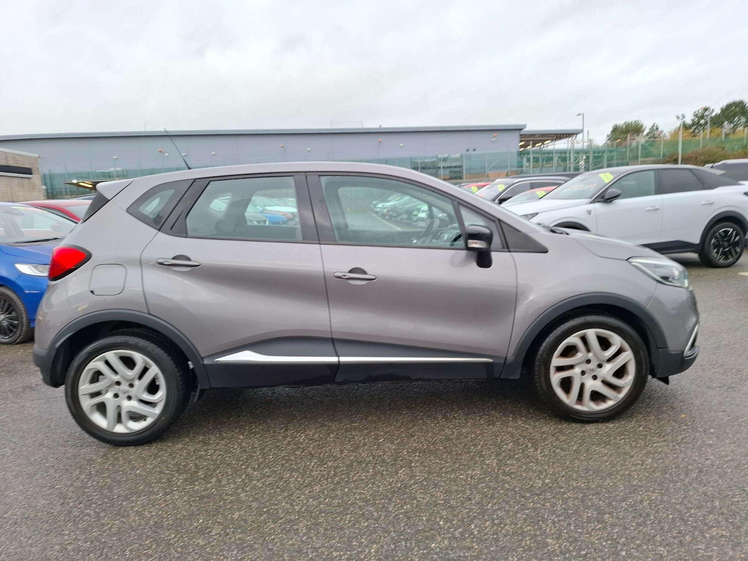 Used Renault Captur for sale - 76824715: Photo 2