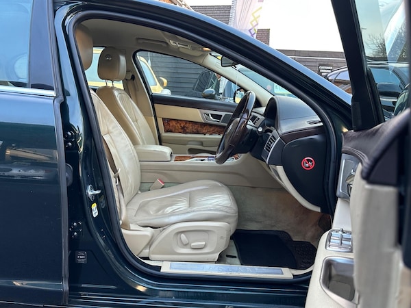 Used Jaguar XF 2010 for sale - 76337459: Photo 19