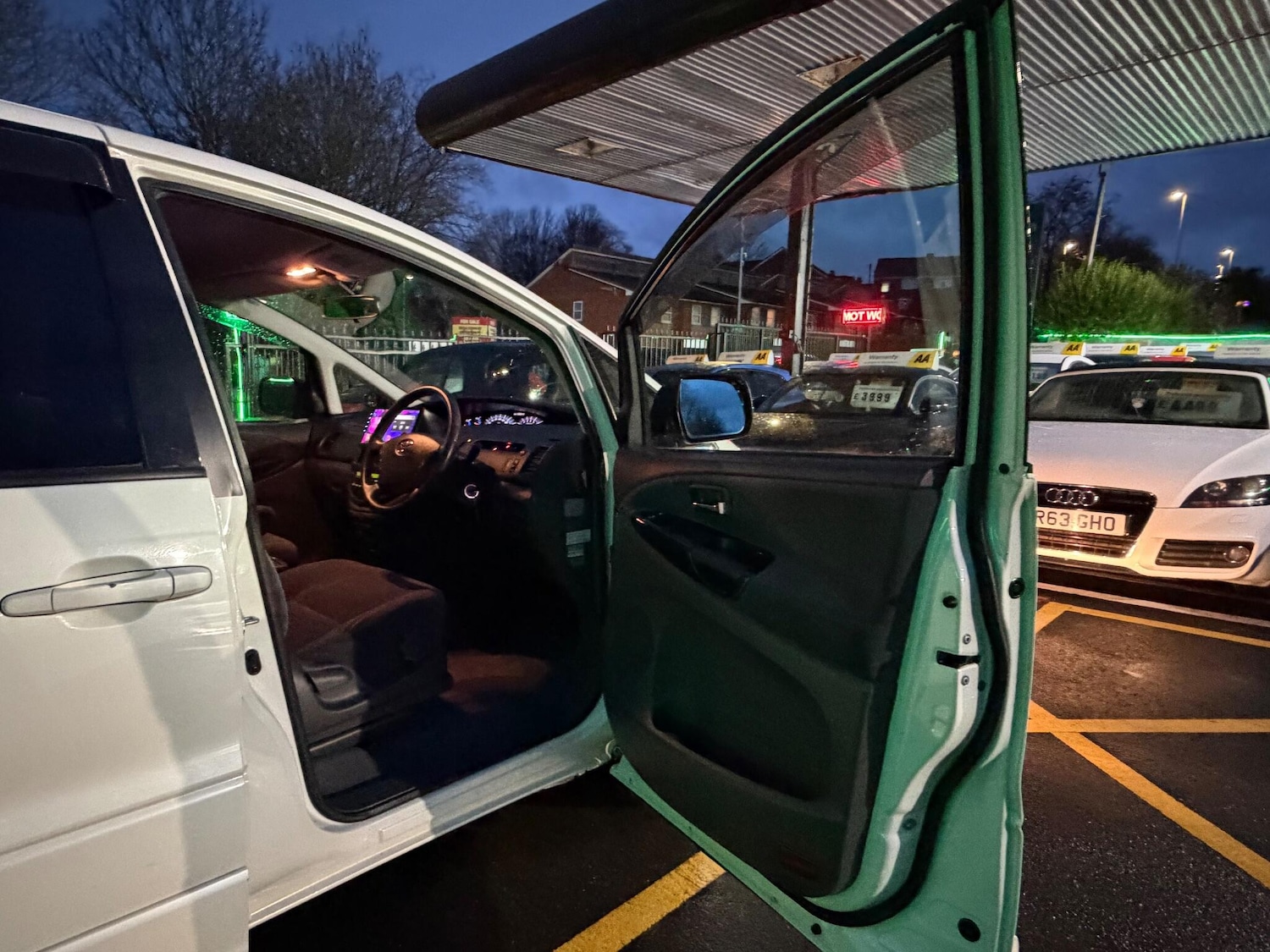 Used Toyota Estima 2017 for sale - 76771800: Photo 26