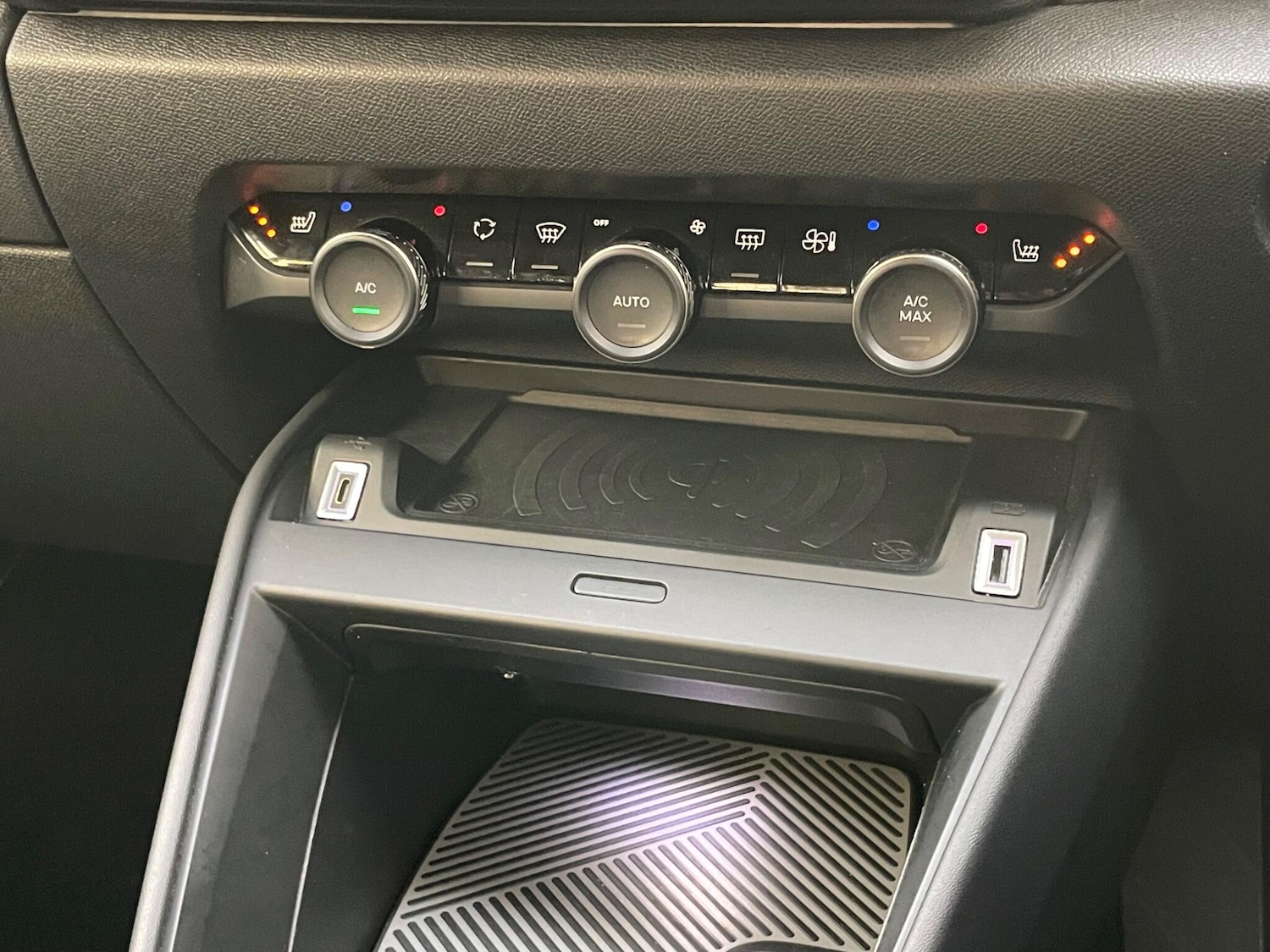 Used Citroen e-C4 2023 for sale - 76752538: Photo 50