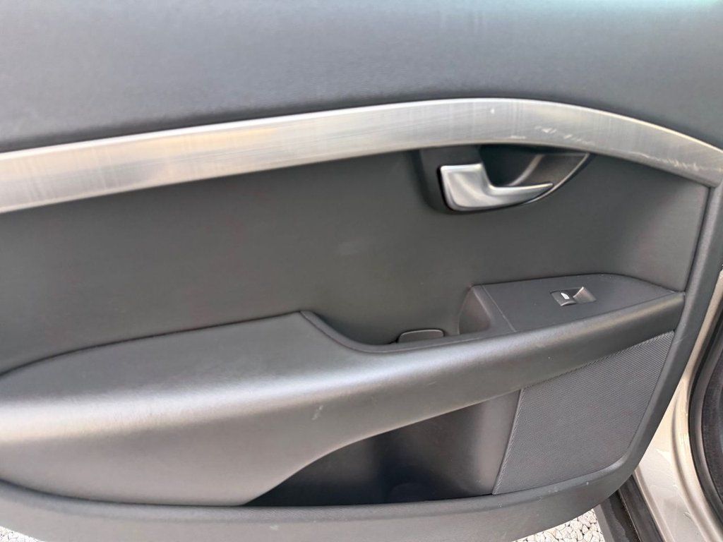 Used Volvo XC70 2010 for sale - 77990680: Photo 41