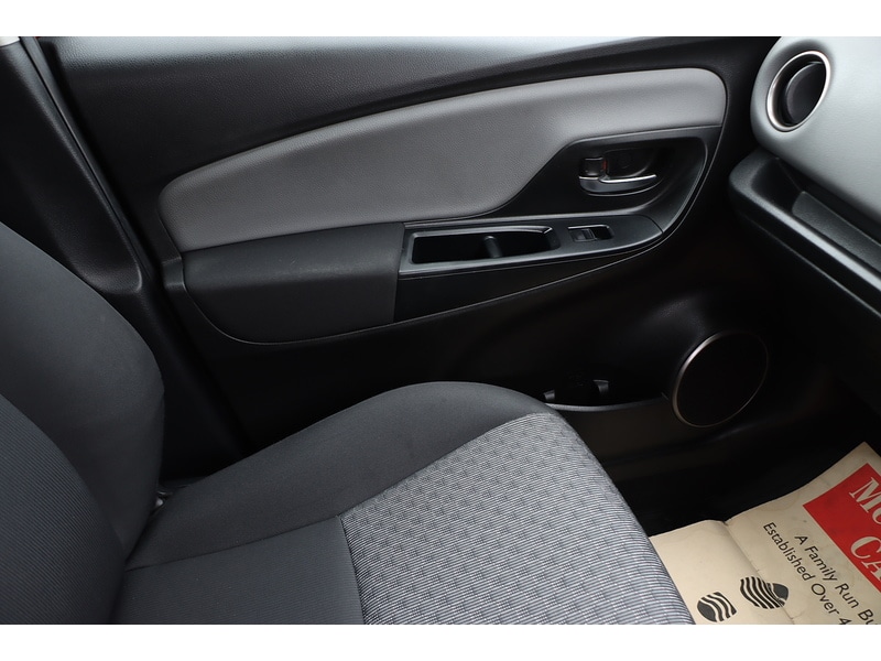 Used Toyota Yaris 2015 for sale - 77452656: Photo 37