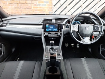 Used Honda Civic 2018 for sale - 76208153: Photo 2