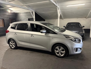 Used Kia Carens 2015 for sale - 78110120: Photo