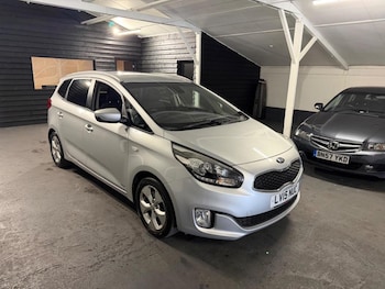 Used Kia Carens 2015 for sale - 78110120: Photo
