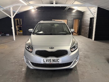 Used Kia Carens 2015 for sale - 78110120: Photo